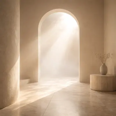 Lumină care pătrunde prin ceață într-un spațiu minimalist, simbol al clarității și direcției interioare.