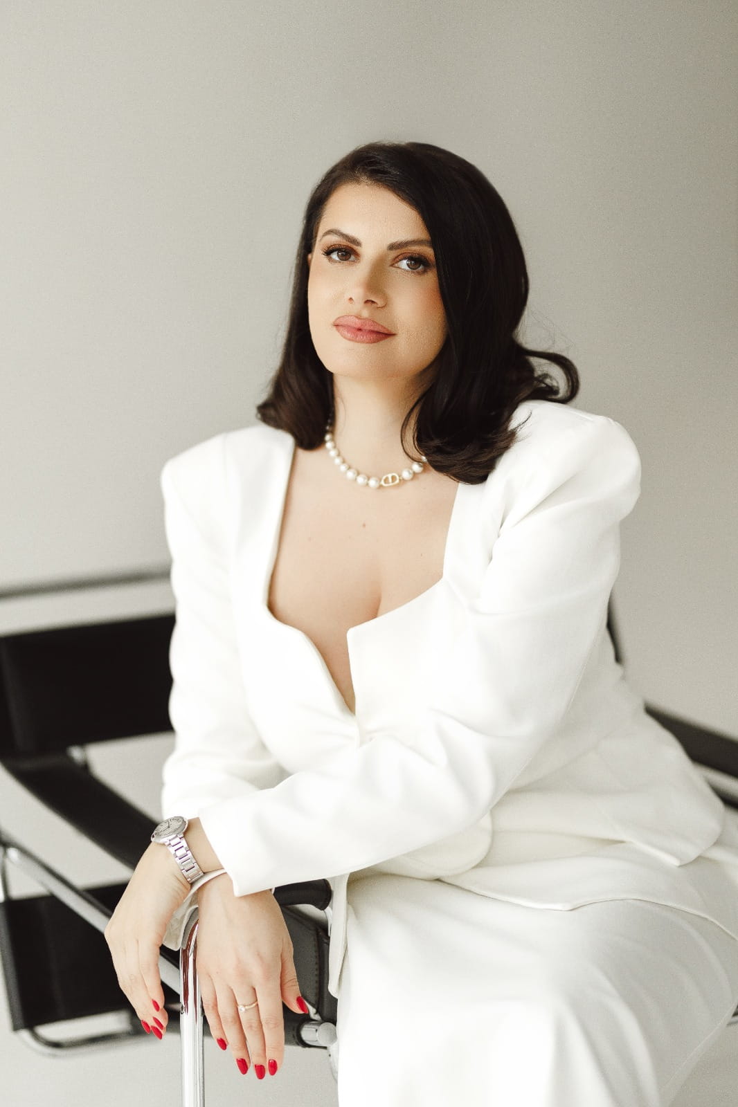 Portret Andreea Crișan, life coach, într-un cadru luminos și elegant.